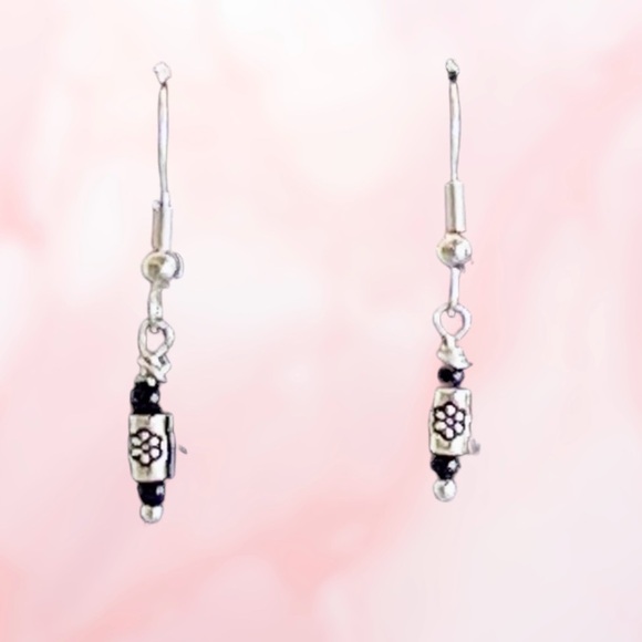 HANDMADE PETITE SILVER AND BLACK DANGLE EARRINGS - Picture 4 of 4